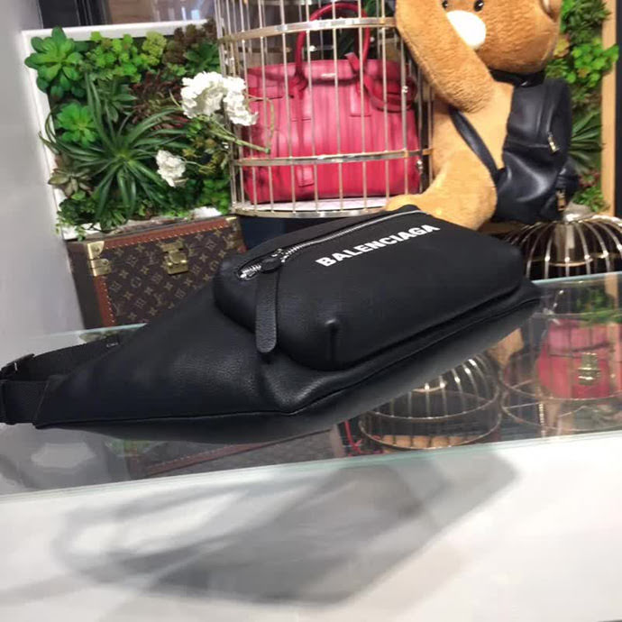 BALENCIAG巴黎世家 爆款 專櫃同步更新 小牛皮 斜挎胸包腰包 前面拉鏈口袋 簡約兩用包   BL1563